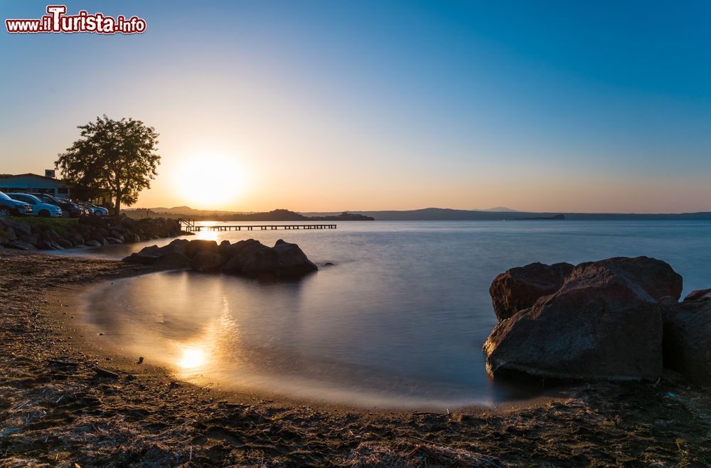 Immagine Tramonto sul lago di Bolsena fotografato da Marta (Lazio)