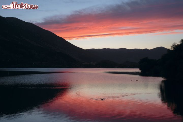 Immagine Tramonto di fuoco sul Lago di Scanno, il borgo dell'Abruzzo - © Vincenzo Iacovoni / Shutterstock.com