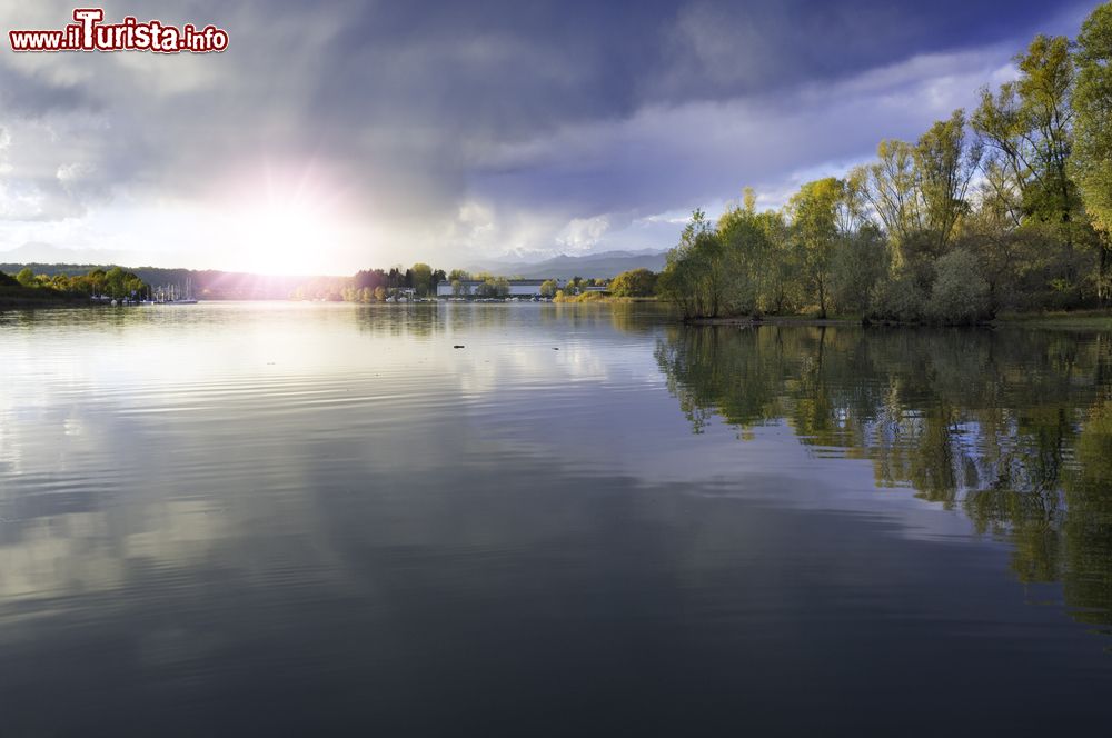 Immagine Tramonto sul lago Maggiore alla bocca del fiume Ticino: una bella veduta da Sesto Calende, Varese, Lombardia.