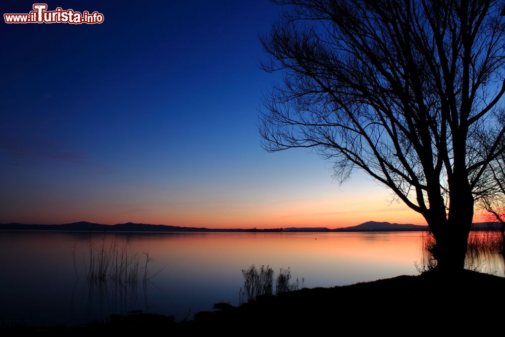 Immagine Tramonto sul Lago Trasimeno fotografato dalla costa di Vernazzano in Umbria