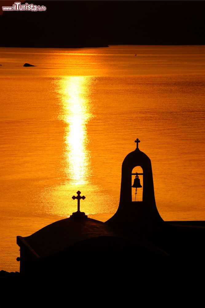 Immagine Tramonto sul lato nord-est dell'isola di Tino, Grecia. Siamo nei pressi dei villaggi di Koumelas e Mali; sullo sfondo, la costa dell'isola di Andros.