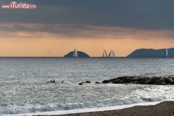 Immagine Tramonto sul mare di Loano in Liguria - © sergioboccardo / Shutterstock.com