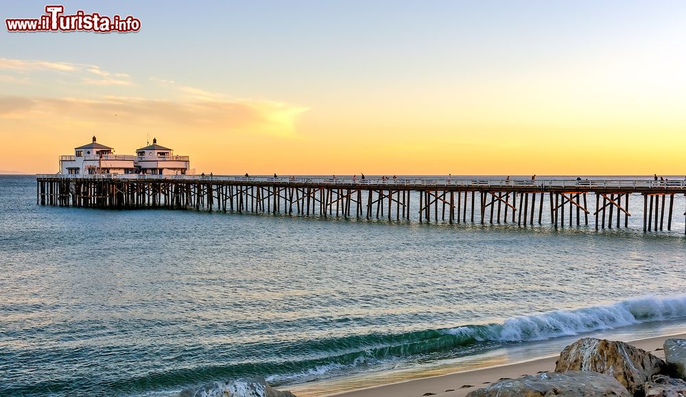 Immagine Tramonto sul molo di Malibu, Los Angeles, California.