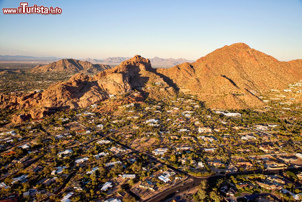 Immagine Tramonto sul monte Camelback a Phoenix, Arizona, visto dall'aereo (USA). Il nome inglese deriva dalla forma che ricorda la gobba e la testa di un cammello inginocchiato.