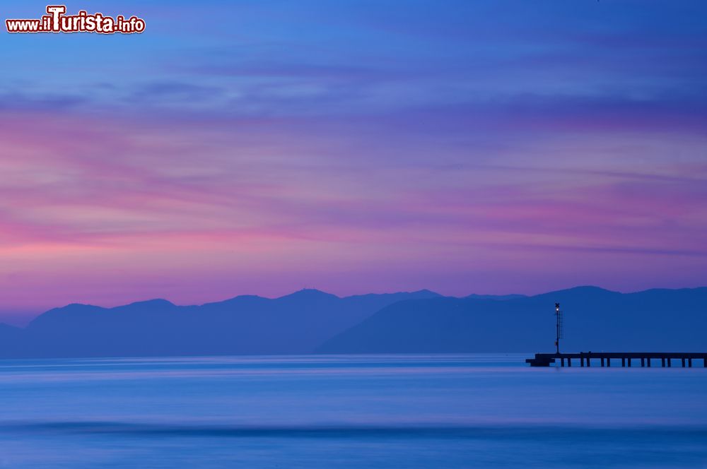 Immagine Tramonto sul pontile di CInquale in Versilia, alta Toscana