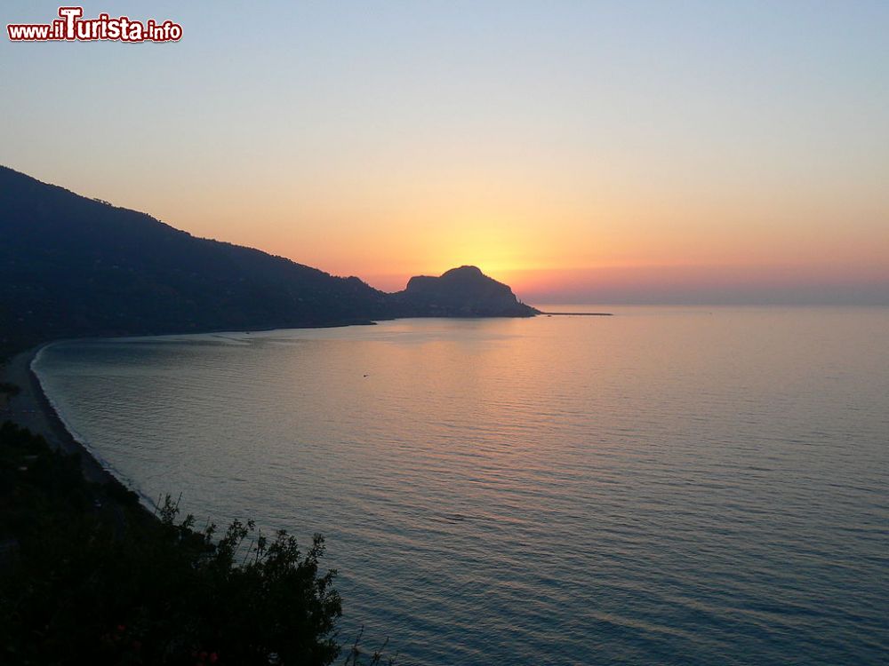 Immagine Tramonto sul promontorio di Cefalù, visto dal villaggio di Sant Ambrogio in Sicilia