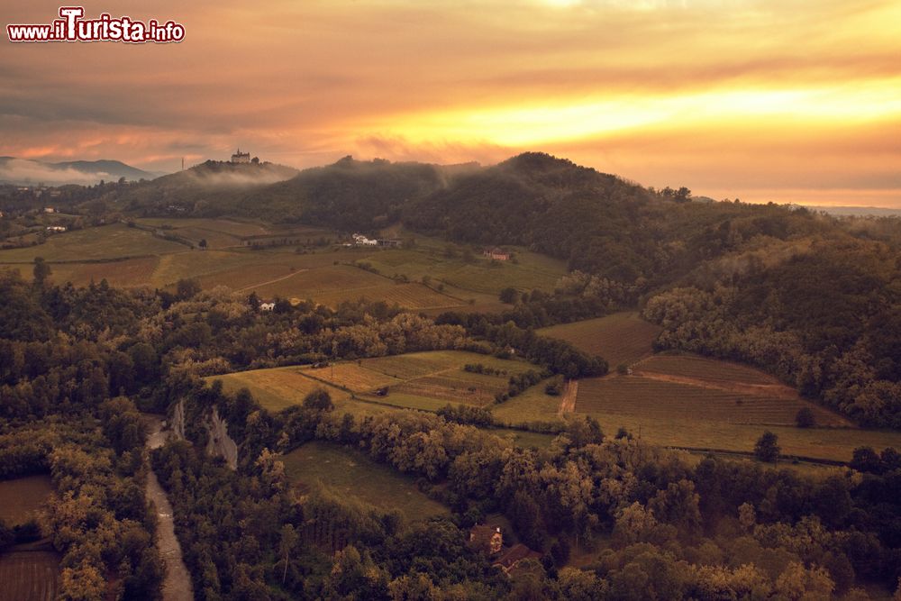 Immagine Tramonto sul Santuario della Madonna della Guardia e le colline di Gavi in Piemonte