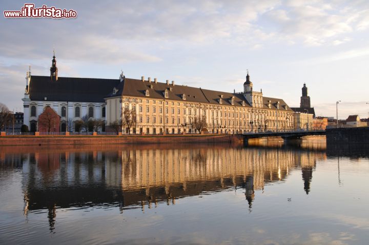 Immagine Tramonto sull'Università di Wroclaw, Polonia - Nel 2002 ha festeggiato il suo 300° anniversario: il centro universitario di Breslavia ospita al suo interno il museo con l'Aula Leopoldina, gioiello del barocco della Bassa Slesia © Milonk / Shutterstock.com