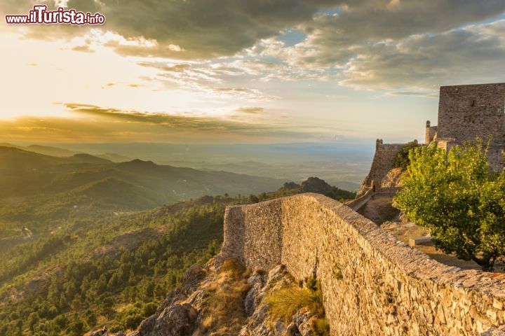 Immagine Tramonto sulla campagna di Marvao vista dal castello medievale (Portogallo) - © Anna Kompanieitseva / Shutterstock.com
