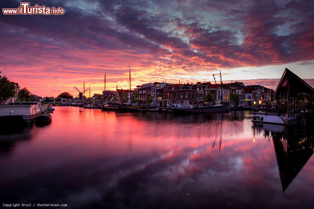 Immagine Tramonto sulla città di Leiden, Olanda, con gli edifici storici e le barche lungo il canale. E' una città antica abitata già dai Romani e sviluppatasi a partire dal IX° secolo. Studiosi di scienze, astronomia, medicina e arte hanno resto celebre questa località. Basti pensare a Rembrandt, Frans Post e Pieter de Ring - © Kruit / Shutterstock.com