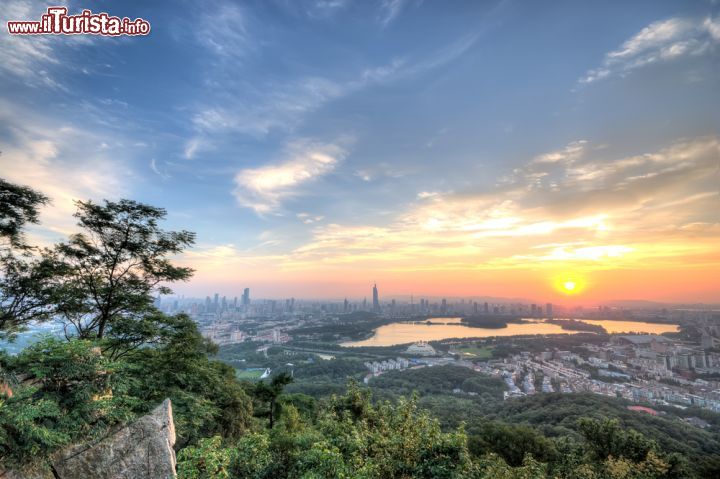 Immagine Tramonto sulla città di Nanjing (Nanchino) dal monte Zijin, Cina. Questa città si trova a 300 km da Shanghai lungo il corso del fiume Azzurro - © Sha Jingang / Shutterstock.com