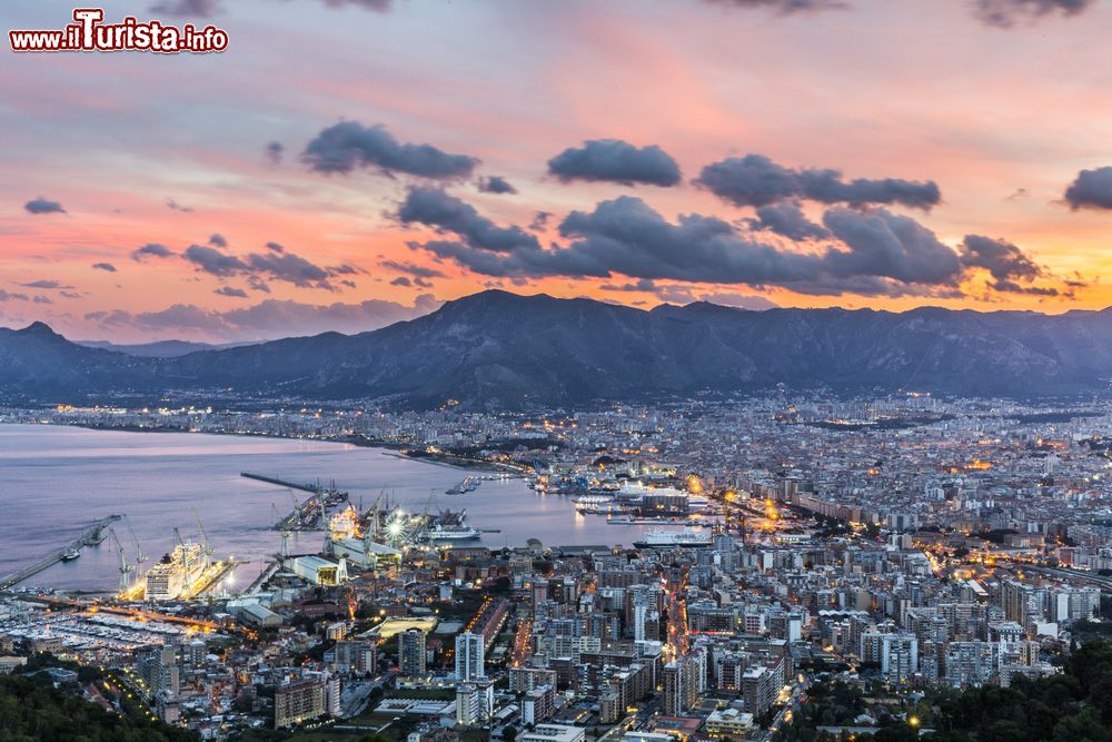 Immagine Un tramonto colorato sulla città e il porto di Palermo in Sicilia
