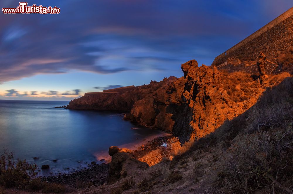 Immagine Tramonto sulla costa atlantica di Tenerife: una splendida immagine di Icod de los Vinos (Spagna).