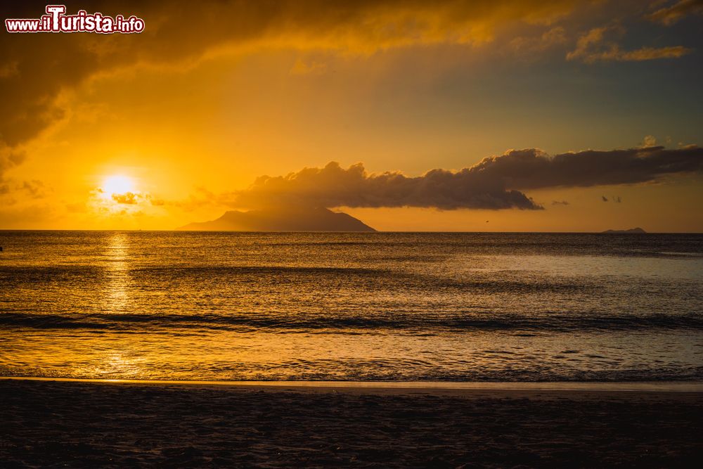 Immagine Tramonto sulla costa di Beau Vallon, la celebre spiaggia dell'isola di Mahe alle Seychelles