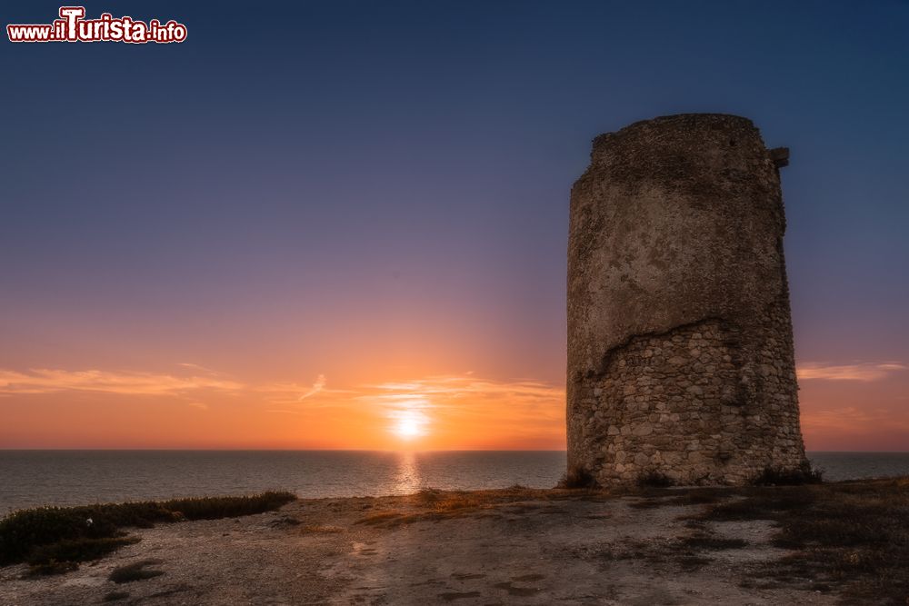 Immagine Tramonto sulla costa di San Vero Milis presso la torre di Sa Mora, Sardegna occidentale