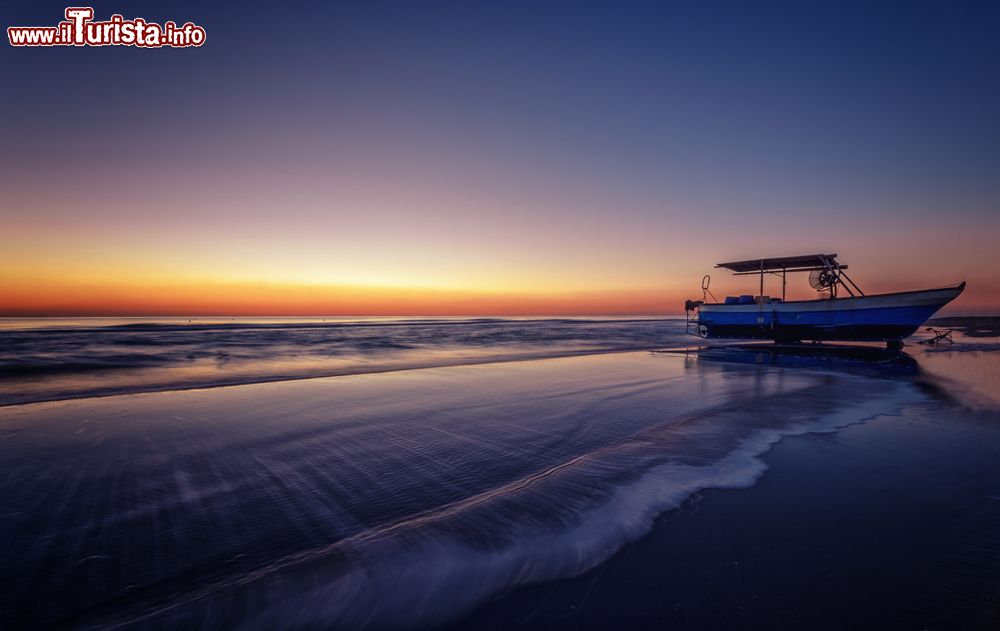 Immagine Tramonto sulla costa di Torvaianica alle porte di Roma, nel Lazio