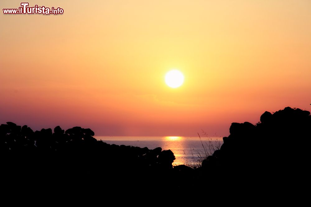 Immagine Tramonto sulla costa rocciosa di Marina di San Gregorio nel Salento