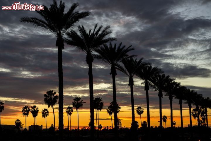 Immagine Tramonto sulla Gene Autry Way ad Anaheim in California - © John Roman Images / Shutterstock.com
