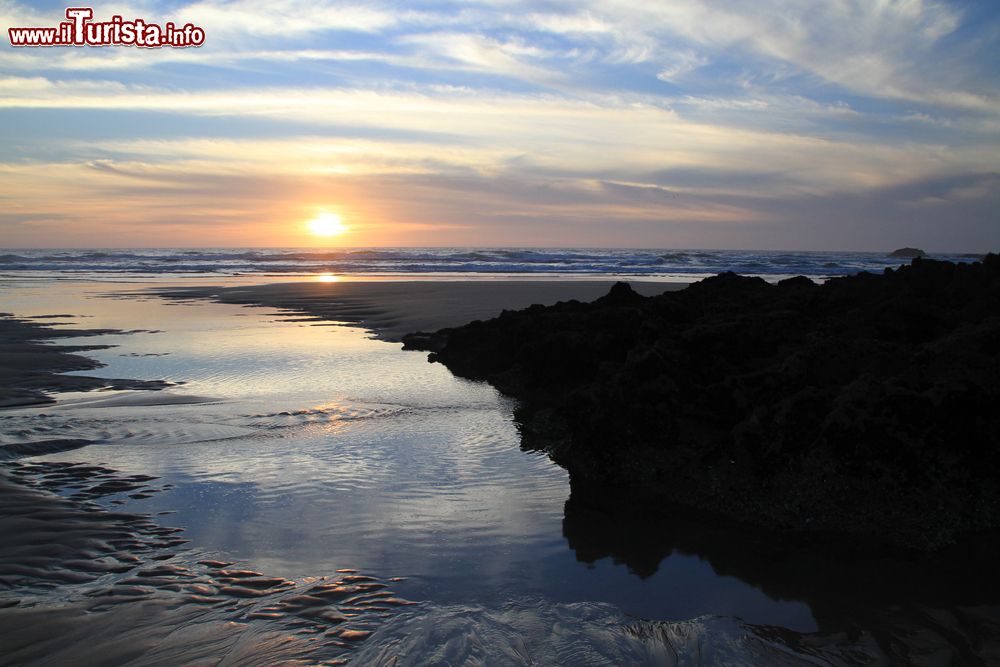 Immagine Tramonto sulla spiaggia di Amoreira a Aljezur, Portogallo. Nel parco naturale del Sud Est Alentejano e Costa Vicentina, nel territorio dell'Algarve, si trova una delle spiagge più belle del Portogallo: Praia da Amoreira, splendida distesa di dune.