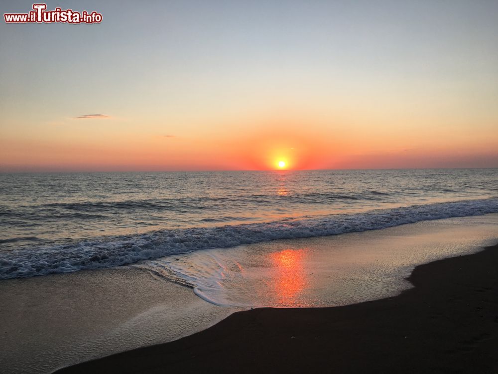 Immagine Tramonto sulla spiaggia di Marina di Bibbona, Costa degli Etruschi, Toscana