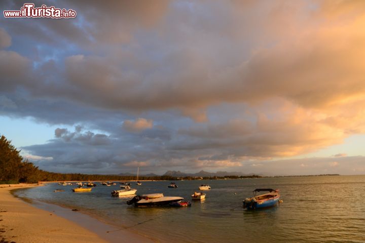 Immagine Tramonto sulla spiaggia di Mont Choisy (Mauritius): i colori del cielo si riflettono nelle acque trasparenti che lambiscono questo territorio ancora selvaggio - © Pack-Shot / Shutterstock.com