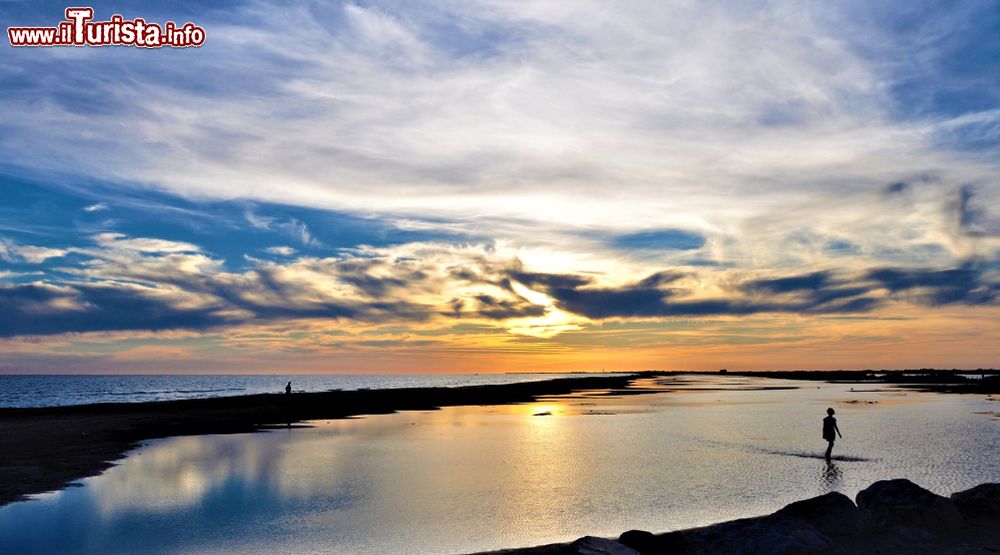 Immagine Tramonto sulla spiaggia di Piemanson vicino ad Arles in Camargue