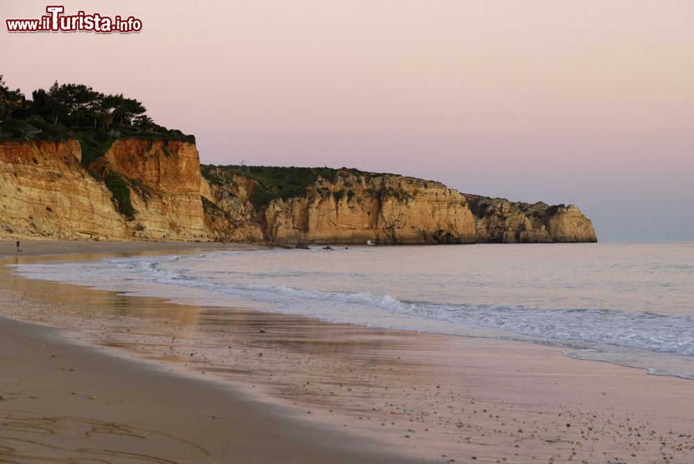 Immagine Tramonto sulla spiaggia di Porto de Mos, distretto di Leiria, Algarve (Portogallo).