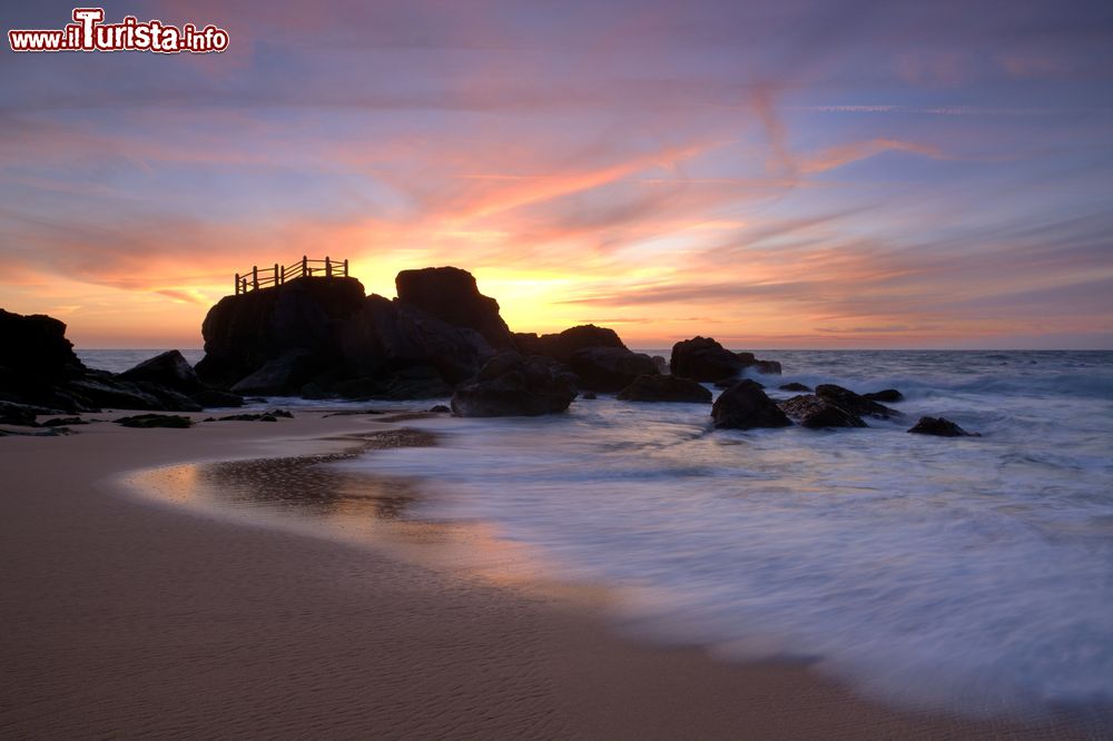 Immagine Tramonto sulla spiaggia di Santa Cruz a Torres Vedras, Portogallo.