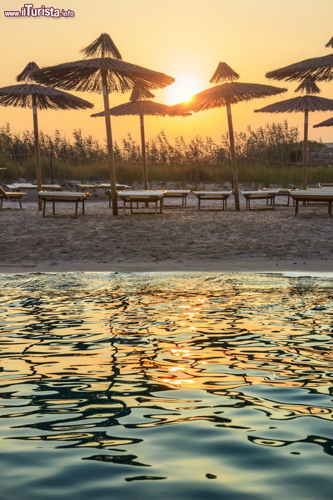 Immagine Tramonto sulla spiaggia di Serranova vicino a Torre Guaceto in Puglia