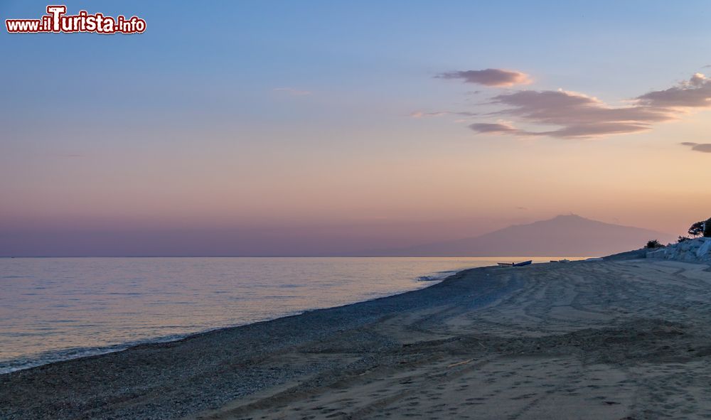 Immagine Tramonto sulla spiaggia libera di Bova Marina in Calabria