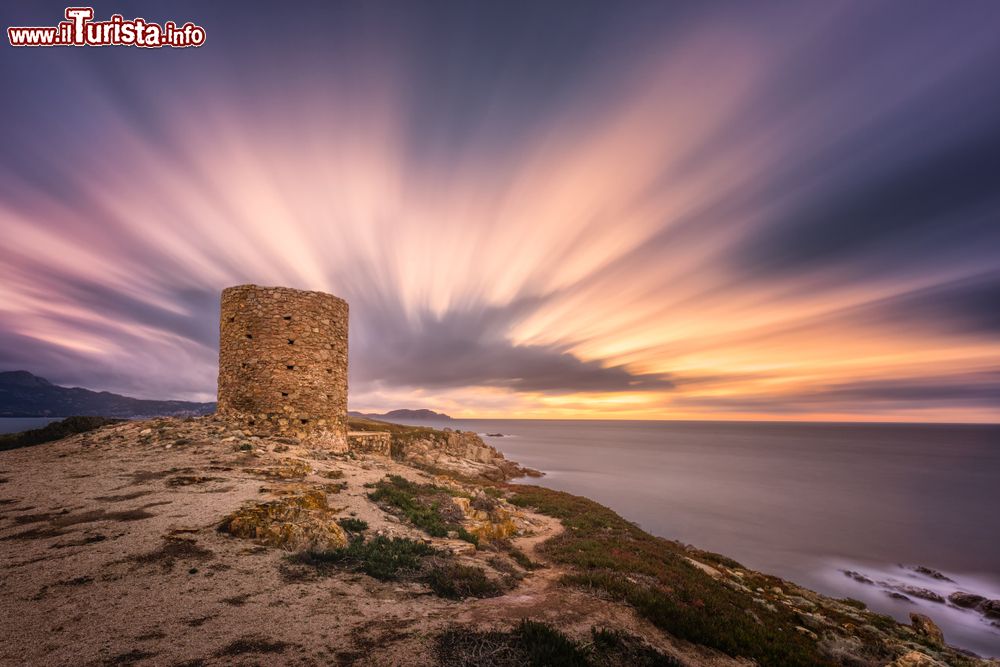 Immagine Tramonto sulla torre genovese di Punta Spanu, vicino a Lumio, Corsica.