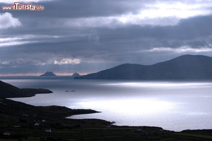 Immagine Tramonto sulle coste irlandesi con le isole Skellig sullo sfondo