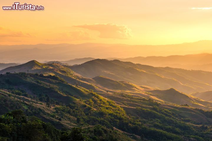 Immagine Tramonto sulle montagne a Doi Chang, Chiang Rai, Thailandia - © structuresxx / Shutterstock.com
