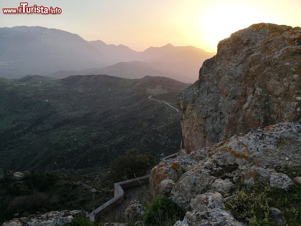 Immagine Tramonto sulle montagneintorno a Pollina, Sicilia settentrionale 