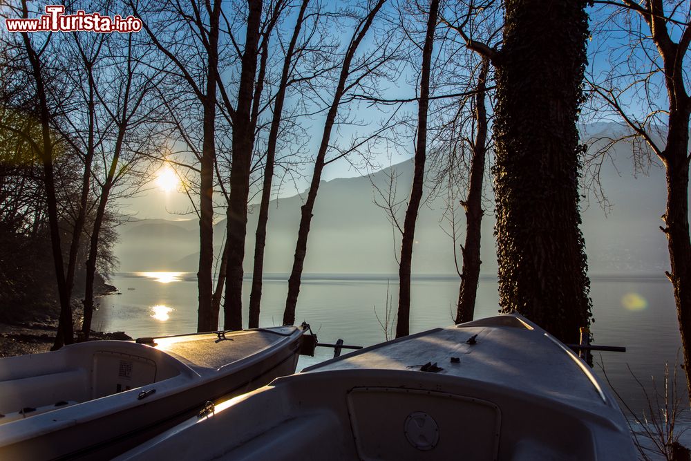 Immagine Un poetico tramonto fotografato sulle rive del Lago di Como (Lario) a Dorio, in Lombardia