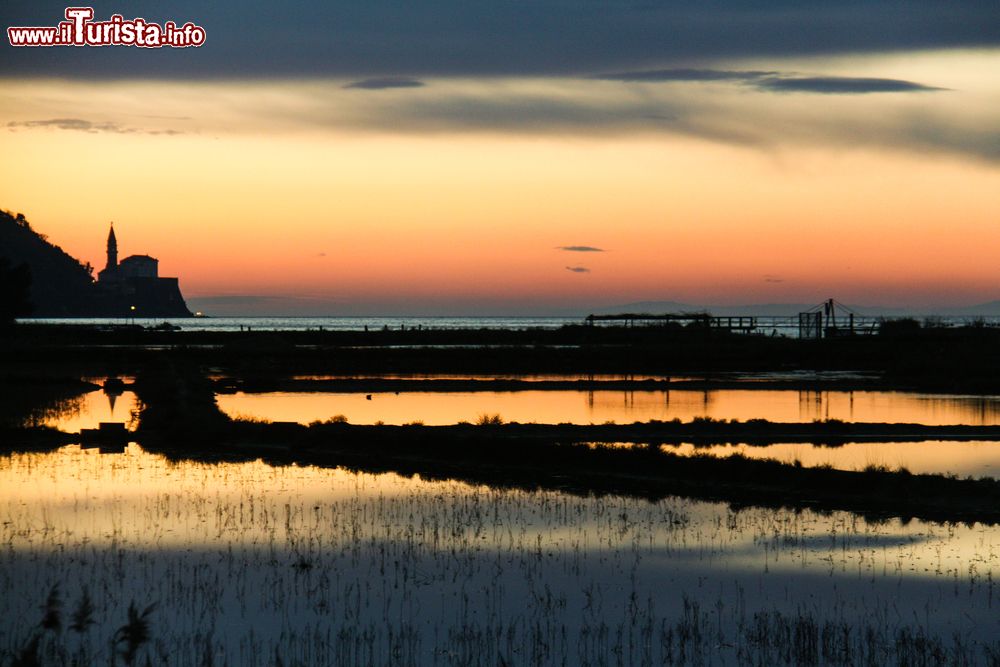 Immagine Tramonto sulle saline di Strugnano (Strunjan) in Slovenia