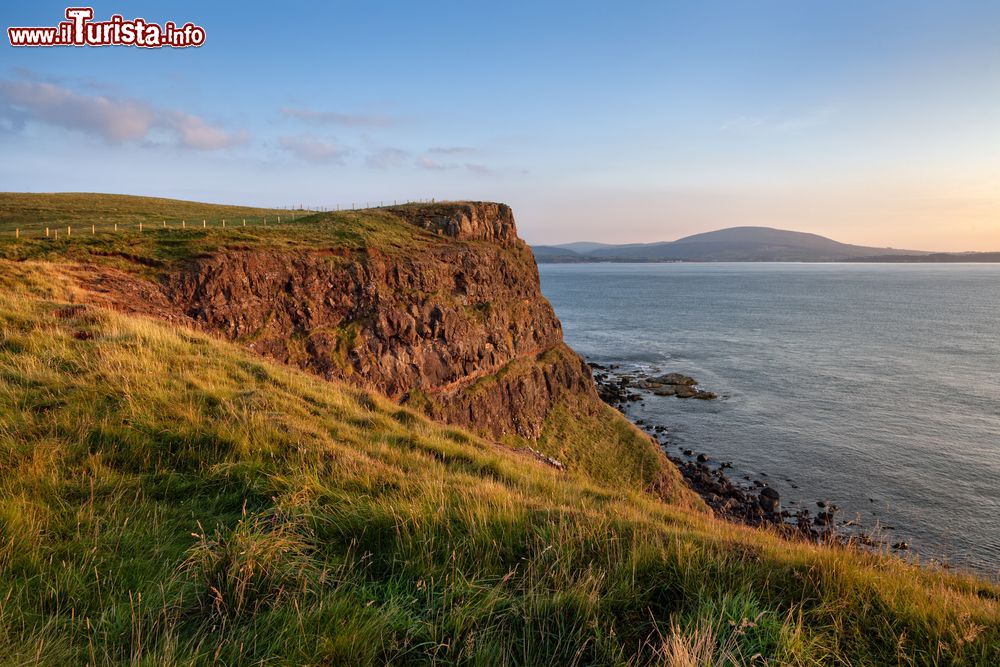 Immagine Tramonto sulle scogliere dell'isola di Rathlin, Irlanda del Nord.