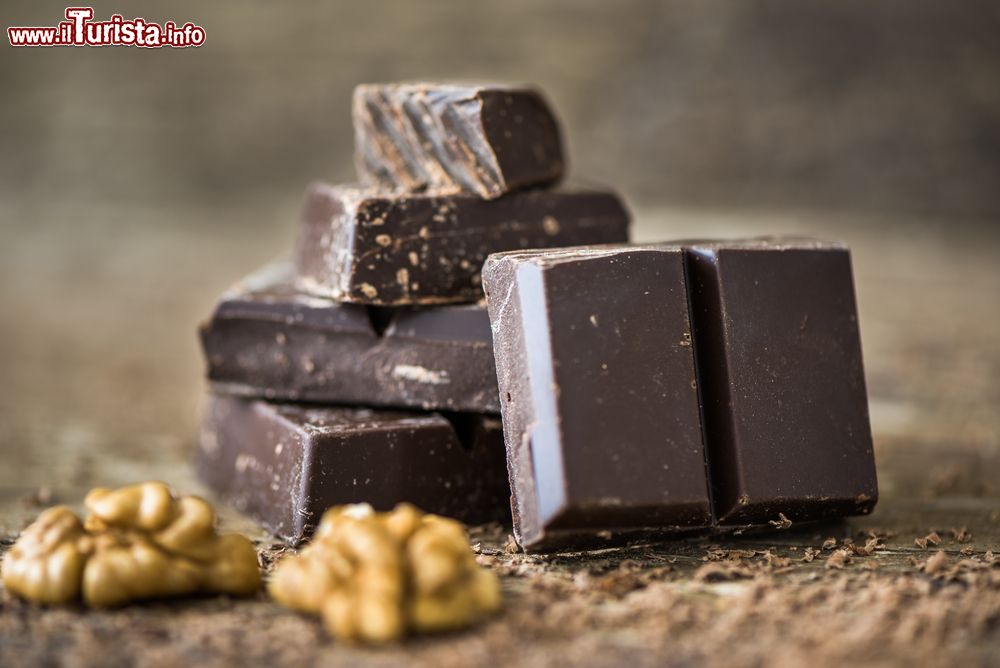 Immagine Trani Puglia, il Festival del cioccolato. Dettaglio di blocchi di cioccolata alle noci. Il Festival si svolge a fine novembre - inizio dicembre.