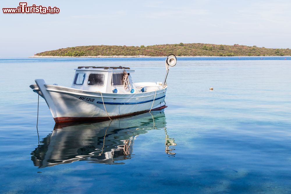 Immagine La tranquilla baia di Loviste, penisola di Peljesac, Croazia. Una bella immagine autunnale di questa baia che vanta tradizioni marinare centenarie: è infatti una penisola di capitani e navigatori famosi per la loro abilità in alto mare.