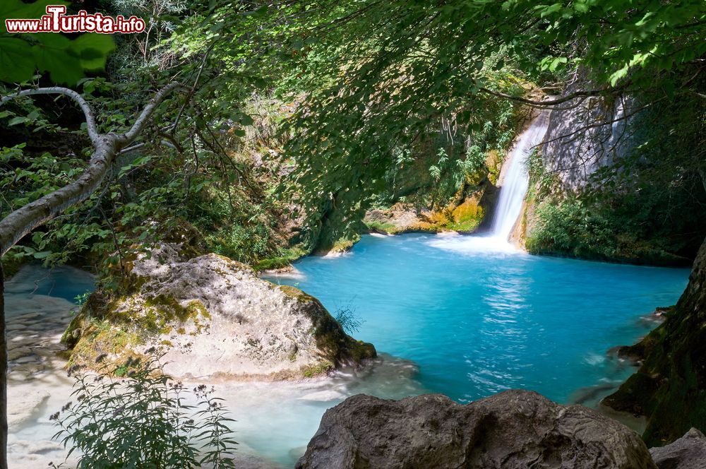 Immagine Un tratto del fiume Dordogna nel territorio di Domme, Francia. Questo corso d'acqua sfocia nella Gironda, in Nuova Aquitania, dopo aver percorso circa 490 chilometri.