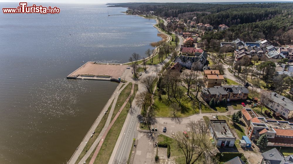 Immagine Un tratto del litorale di Juodkranté visto dall'alto, Lituania. La cittadina offre suggestivi scorci panoramici sul Mar Baltico.