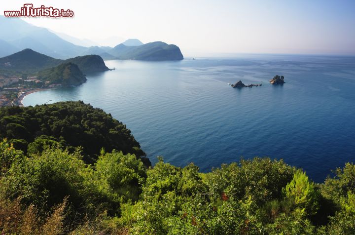 Immagine Un tratto della costa fra Budva e Bar, Montenegro. Nella baia ci sono due isolette chiamate  Katic e Sveta Nedjelja - © ollirg / Shutterstock.com