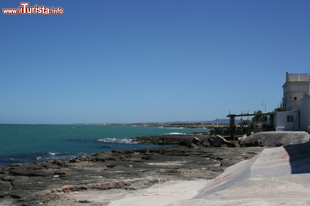 Immagine Tratto di costa rocciosa a Savelletri  in Puglia. La cittadina è famosa per i suoi saporiti ricci di mare