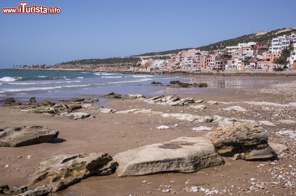 Immagine Tratto di litorale del Marocco, nei pressi di Taghazout. Rocce e sabbia rendono la spiaggia di questo villaggio a nord di Agadir una delle più apprezzate mete balneari del Marocco atlantico.