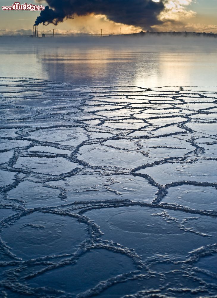 Immagine Un tratto di mare ghiacciato a Halifax con sullo sfondo il fumo di una centrale idroelettrica, Nuova Scozia, Canada.