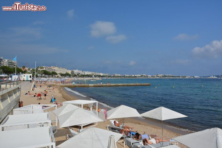 Immagine Un tratto di spiaggia del litorale di Cannes di fronte all'hotel Majestic Barrière, Costa Azzurra.