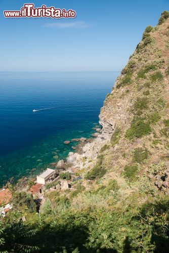 Immagine Tratto roccioso lungo la Costa Viola, Palmi, Calabria. Questa costa si estende per circa 35 chilometri fra lo Stretto di Messina e il basso Tirreno e comprende 5 Comuni in provincia di Reggio Calabria fra cui Palmi - © 320488520 / Shutterstock.com