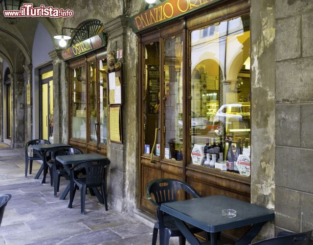 Immagine Trattoria in centro a Parma sotto ad un portico - © Steve Sidepiece / Shutterstock.com