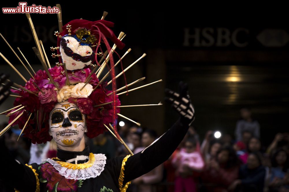 Immagine Tipico travestimento per la riccorenza del Giorno dei Morti a Città del Messico, in cui le persone si travestono da scheletro per celebrare i cari defunti e sentirli ancora vicini.