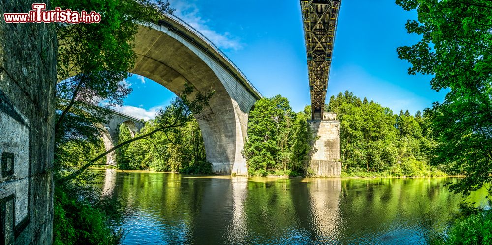 Immagine Tre enormi ponti sul fiume Iller nella città di Kempten, Germania.